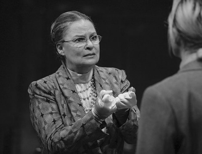 Momente emoționante la căpătâiul actriței Ilinca Tomoroveanu. Aplauze în fața Teatrului Național