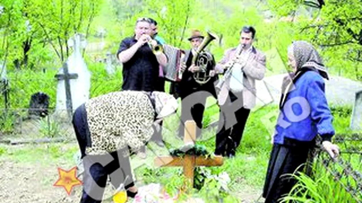 Cu taraful la cimitirul din comuna Ilovita! Dedicatii muzicale pentru morti