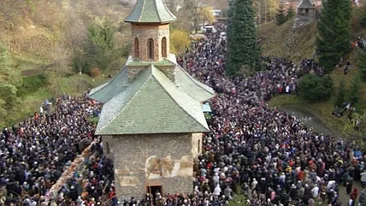Imagini incredibile! Nu o sa iti vina sa crezi ce s-a intamplat a doua zi de Craciun la mormantul Parintelui Arsenie Boca!