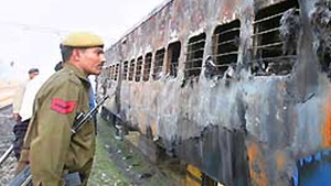 Unsprezece indieni, condamnati la moarte pentru incendierea unui tren