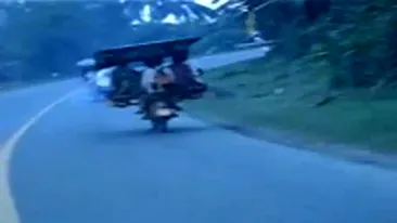 VIDEO Uite cum merg sapte filipinezi pe aceeasi motocicleta