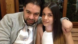 După ce Roxana Dobre şi mezina s-au externat şi au ajuns acasă, Salam s-a pozat cu fetele lui! Betty a făcut publică imaginea şi e tare mândră de surioara ei