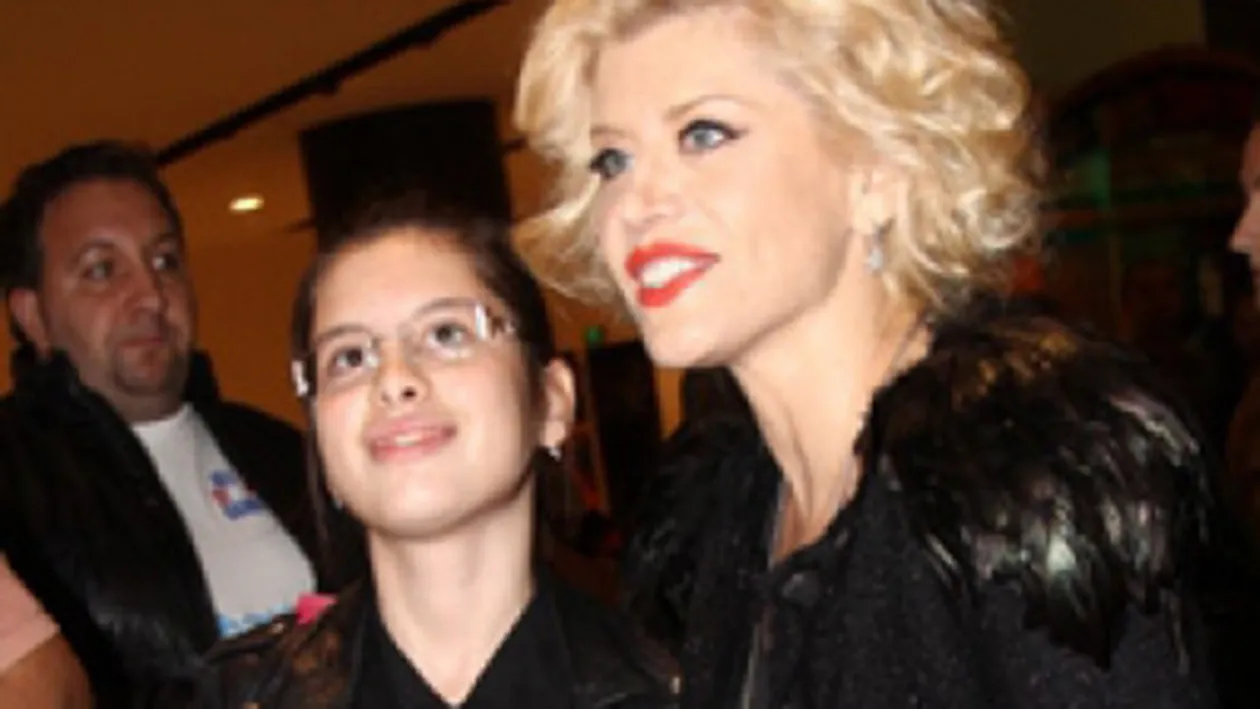 Uite ce mare a crescut fiica Loredanei Groza! Tanara si-a insotit mama la un concert pe care l-a sustinut in Mamaia