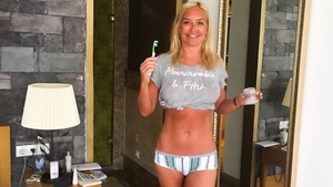 Vica (41 de ani) e nefericită lângă ”prinţişor” (21 de ani). Victoraş ”Futti Fresh” Micula a sechestrat-o într-o cameră de hotel la mare!
