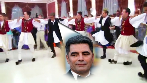 Marcel Toader nu este machidon, insa danseaza mai bine decat unul. Poate sa-i dea lectii si lui Gigi Becali la Pamporea