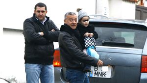 Mircea Sandu, un bunic model in actiune! Durul de la FRF se transforma radical in prezenta nepoatei lui! Vezi imagini de colectie!