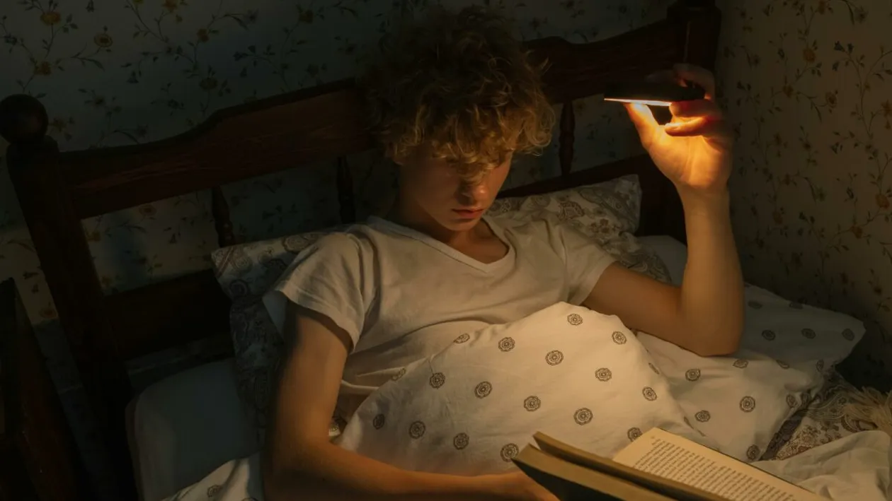 Noul trend viral de pe TikTok din iarna lui 2025: ce cărți a început Gen Z să răsfoiască la căldură, cuibăriți sub pilote și pături