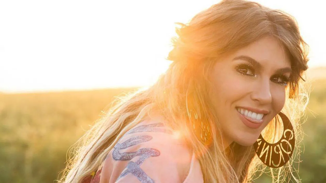 Corina, aşa cum n-ai mai văzut-o până acum la TV! Şi-a luat sutienul negru cu dantelă şi o pereche de...