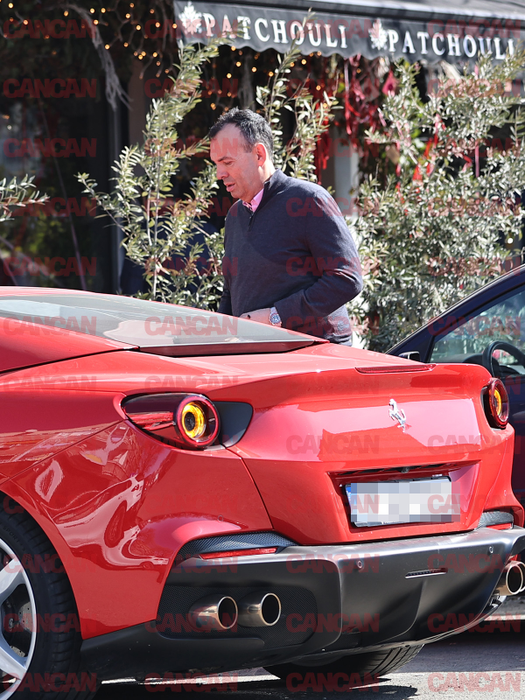 Filip Schwartz a umplut Ferrari-ul Portofino de flori