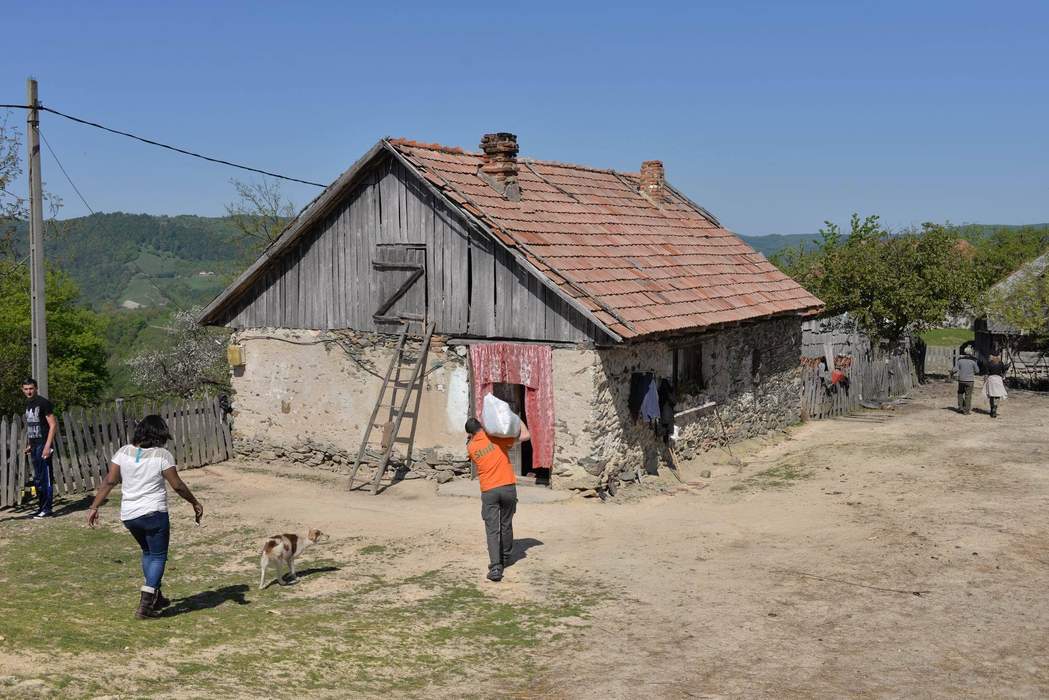 EMOŢIONANT! Un copil din Caraş Severin care păzea oile, a izbucnit în plâns când a văzut dulciuri