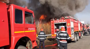 Incendiu puternic la un depozit de mașini din Voluntari! Autoritățile intervin de urgență! VIDEO