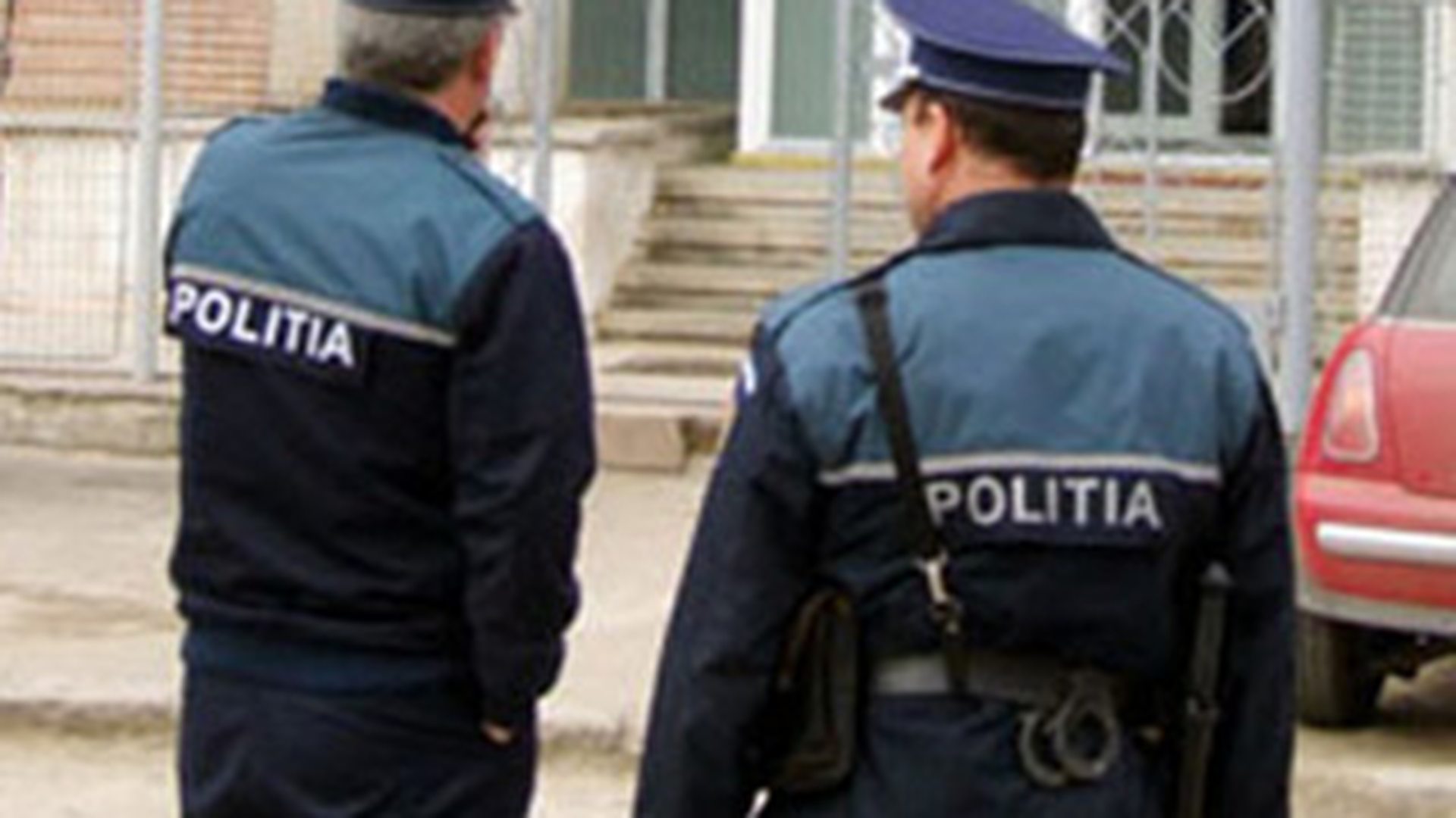 Doi politisti din Timisoara au ajuns la spital dupa ce au fost batuti de un barbat