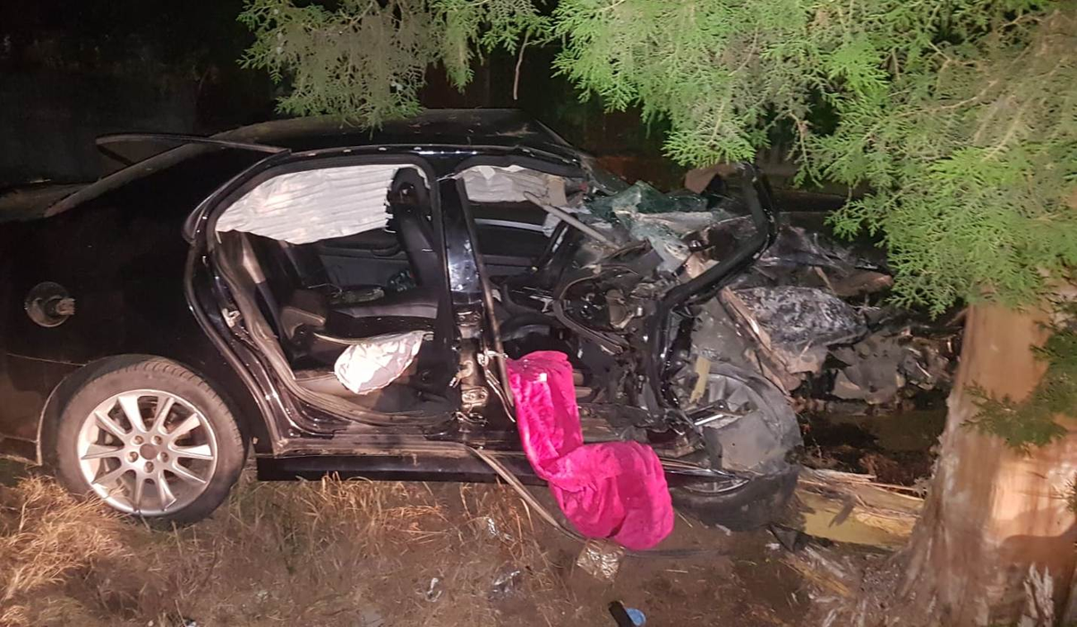 Accident grav în Teleorman. Doi tineri au intrat cu mașina într-un copac. Băiatul a rămas încarcerat