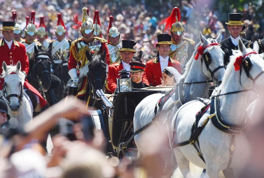 După slujba religioasă, Prințul Harry și Meghan Markle au plecat cu trăsura, spre Palatul Windsor, salutând mulțimea care îi aclama