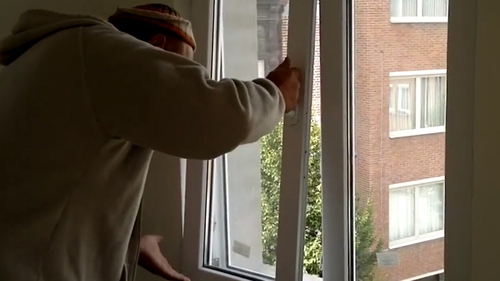 N-ai cum... asta e prea de tot! Uite cum au montat doi muncitori romani un geam in Belgia - Seful de santier, roman si el, face bascalie intr-un mod genial - Video monumental