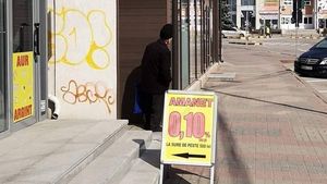 Imaginea a devenit virală! Cum a reacționat bătrânelul din imagine ieri, după ce l-a prins ora 14:00 în oraș