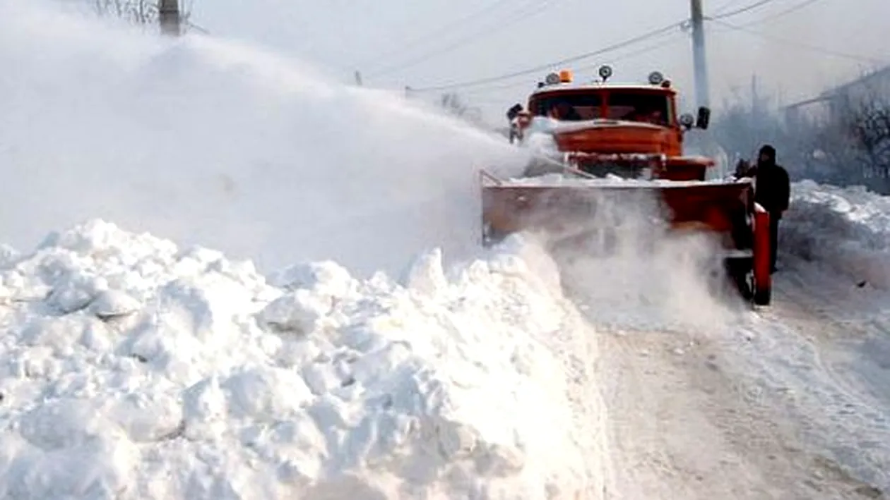 Viscolul și zăpada au închis sau blocat drumurile din mai multe județe! Autoritățile trag un semnal de alarmă