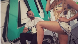 LORA şi-a ridicat piciorul în faţa lui Mihai Morar. Realizatorul a publicat imediat imaginea