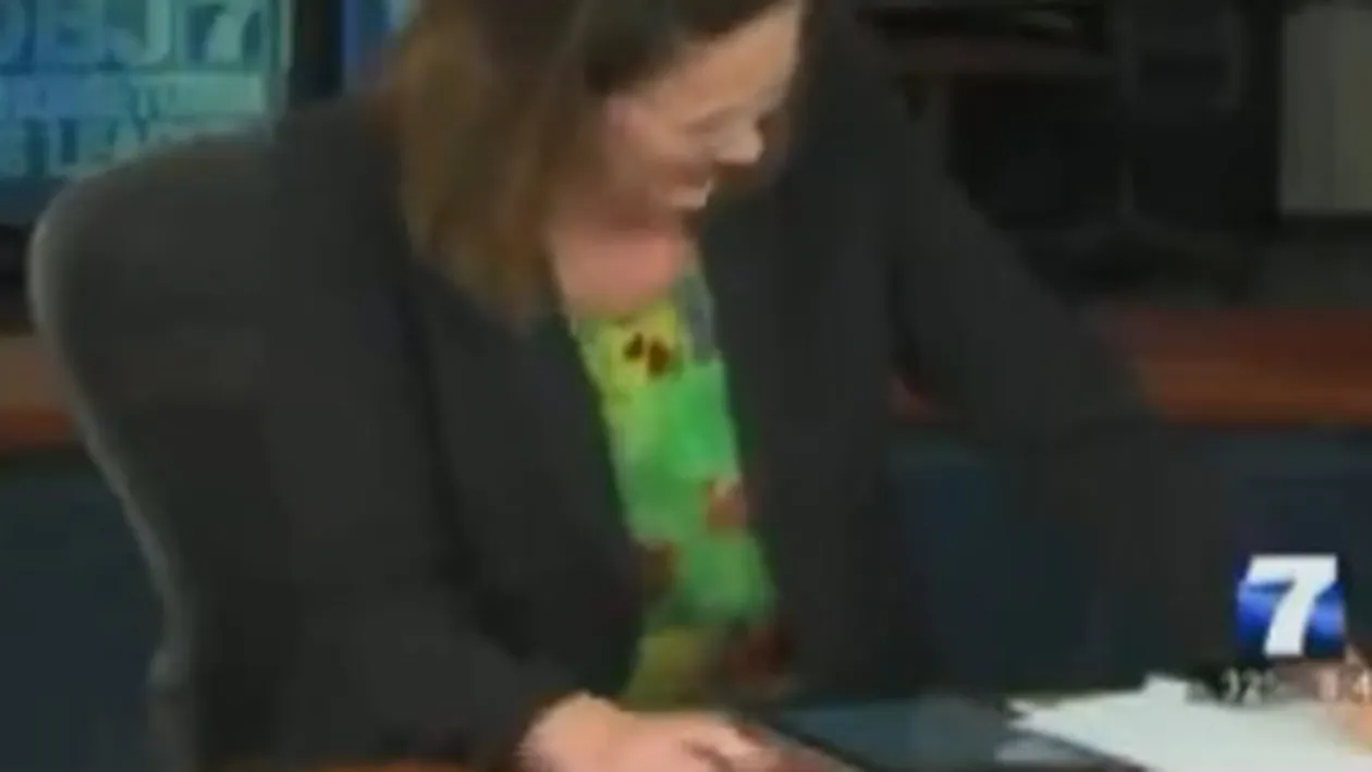 Secundele de inconstienta pentru care o sa zboare din televiziune! Ce a putut sa faca o prezentatoare in direct pe postul public!