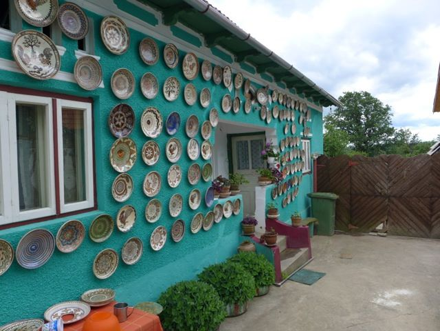 Casele din zonă sunt ornamentate cu farfurii multicolore