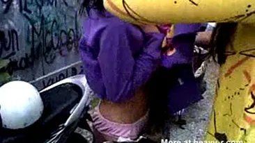VIDEO Pustoaicele astea si-au distrus o colega! I-au taiat toate hainele de pe ea, au tuns-o si au batut-o, la final au dat cu scuterul peste ea