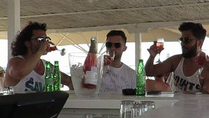 Pepe, şpriţ corect la plajă cu ”brigada”