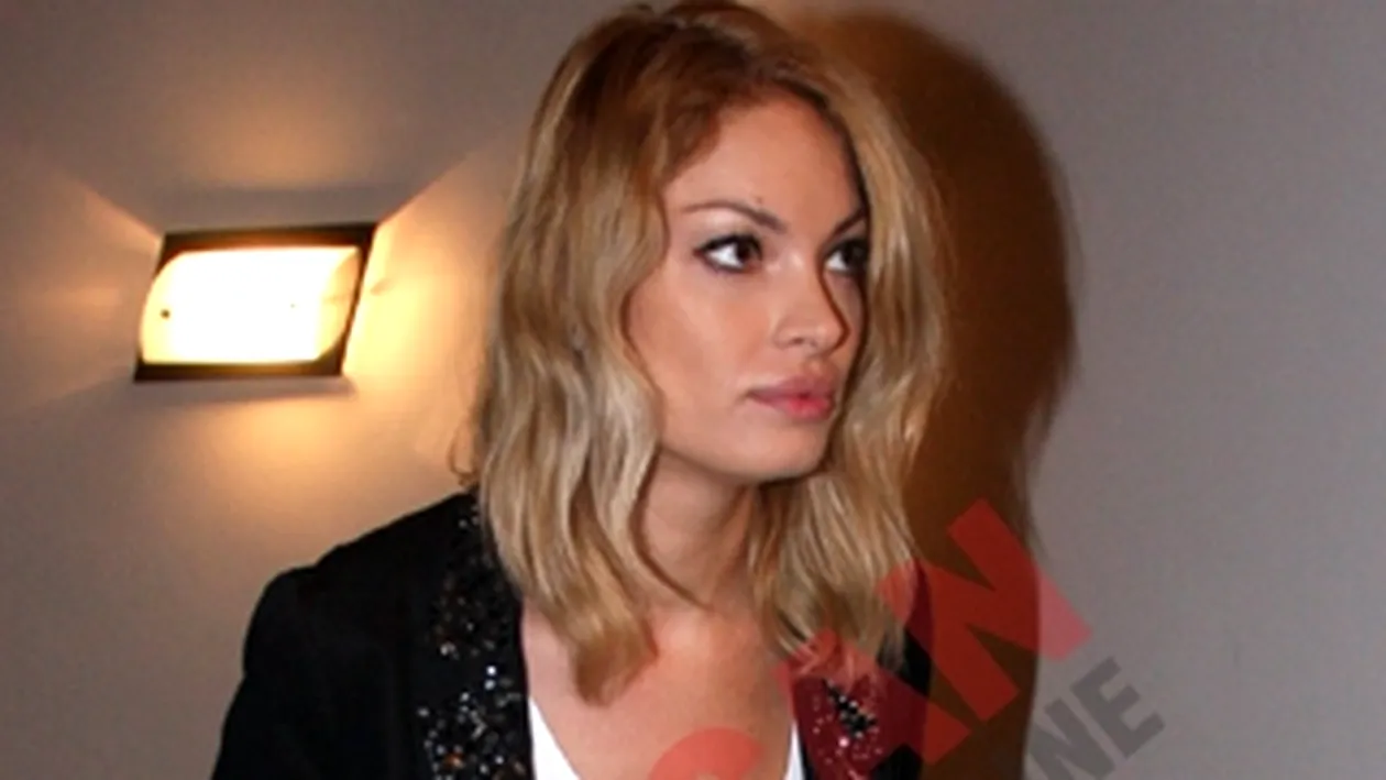 Valentina Pelinel se roaga la animalutele Feng Shui primite de la Monica Tatoiu