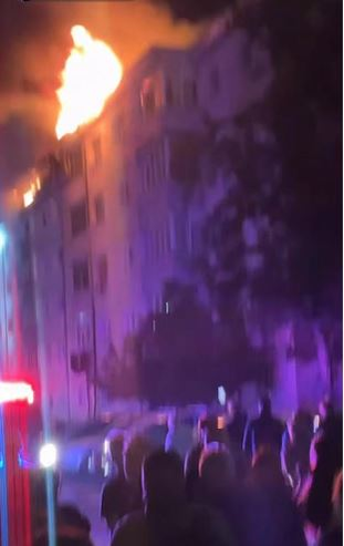 Incendiu de proporții în Suceava! Mansarda unui bloc a fost mistuită de flăcări