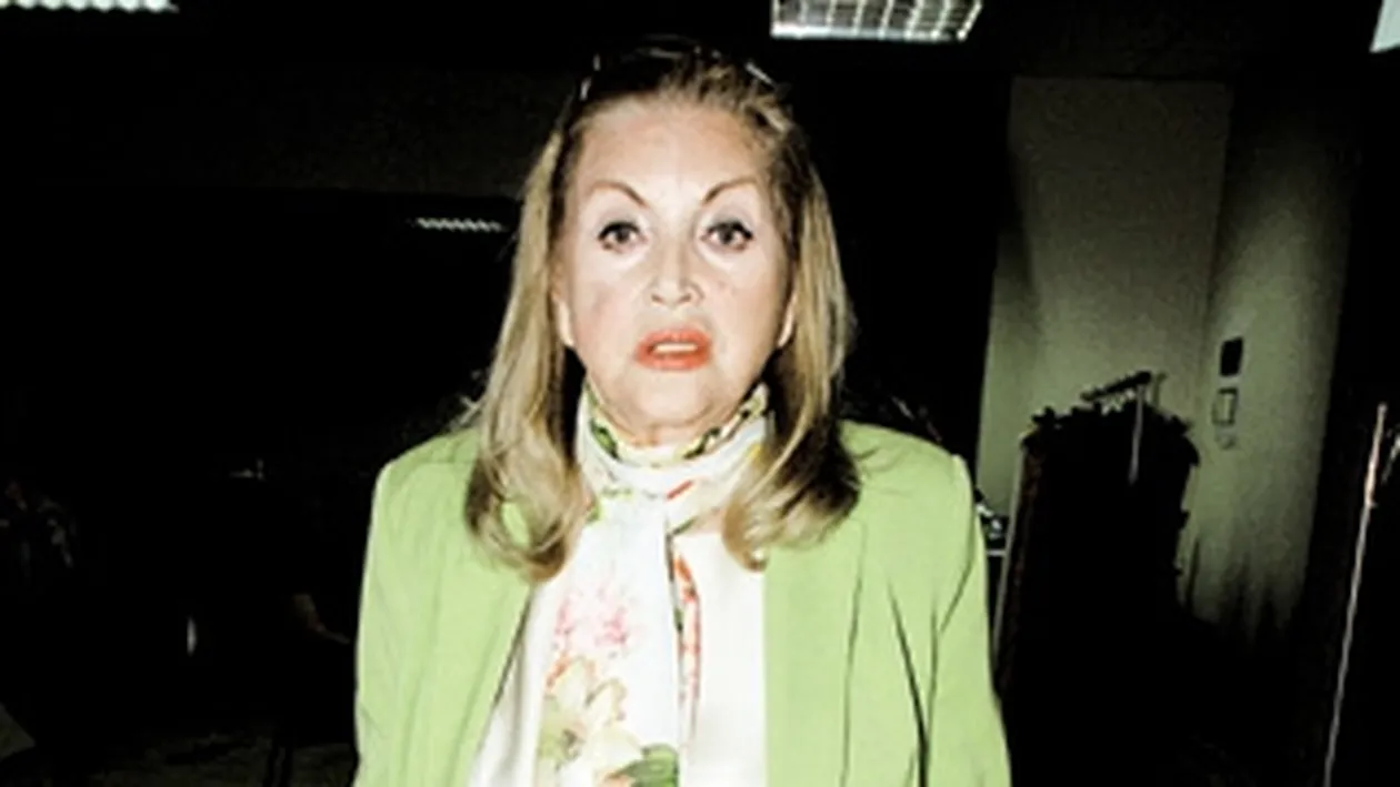 Zina Dumitrescu ii implora pe vecini sa nu o lase sa se duca la azil! Fiul i-a confiscat telefonul mobil ca sa nu ceara ajutor