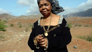 Cesaria Evora era o artista modesta! Nu avea pretentii mari cand venea sa cante! Trandafirii rosii erau singura ei pasiune!