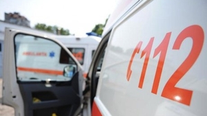 Un băiat de opt ani, din județul Arad, a murit după ce un stâlp de cărămidă a căzut peste el