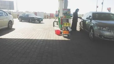 Aparitia care a uimit pe toata lumea! Vezi de ce s-au inchinat toti cand au vazut cine alimenteaza bolidul de zeci de mii de euro