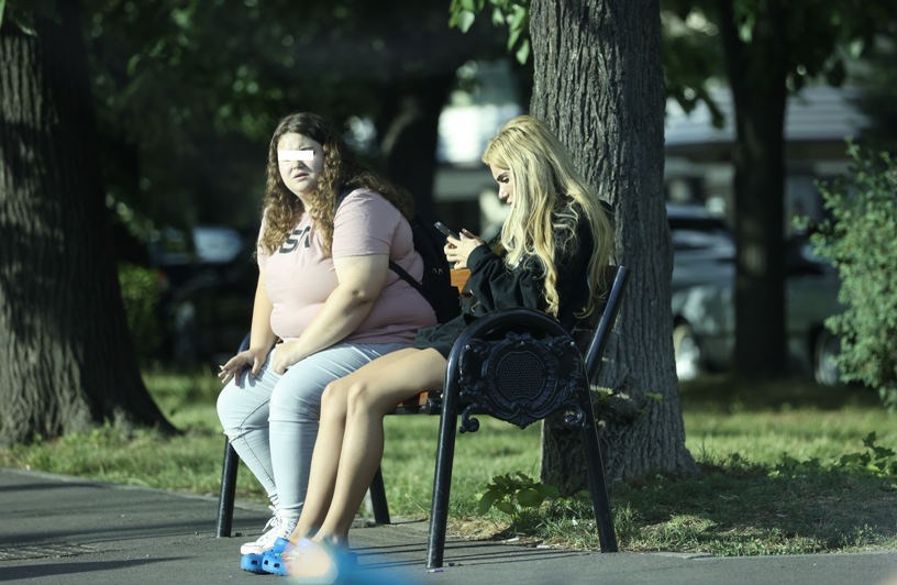 Bia Khalifa butonează telefonul, lângă prietena ei, în speranța că va "agăța" un Uber (Foto: CANCAN.RO)