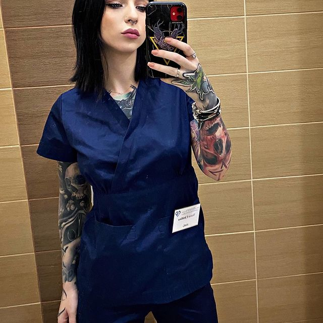 Cătălina, o asistentă sexy și nonconformistă