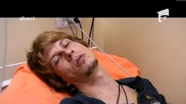 Tudor fumeaza ca ... Turcu! Artistul ignora problemele grave de sanatate atunci cand isi aprinde tigara!