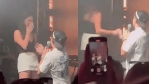 A urcat pe scenă chiar în timpul concertului și a cerut-o în căsătorie. Reacția ei nu a fost cea așteptată