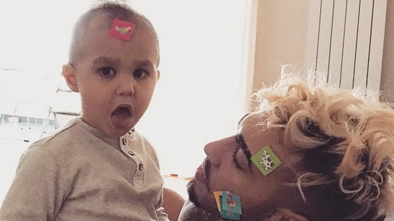 Alex Velea a venit de la spital şi a rămas fără cuvinte când a văzut cum l-a găsit pe Dominic! A pus imediat mâna pe aparatul foto şi a imortalizat momentul: ”Oare ce...”