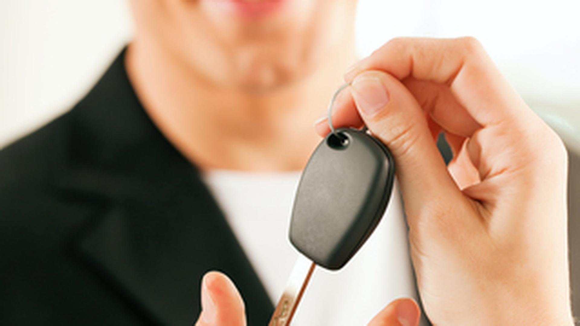 O romanca folosea toxicomanii ca sa insele dealerii auto