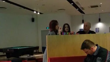 Mugur Mihaescu si-a cam neglijat, in ultimul timp, presupusele amante! Comediantul este vazut tot mai des facand asta!