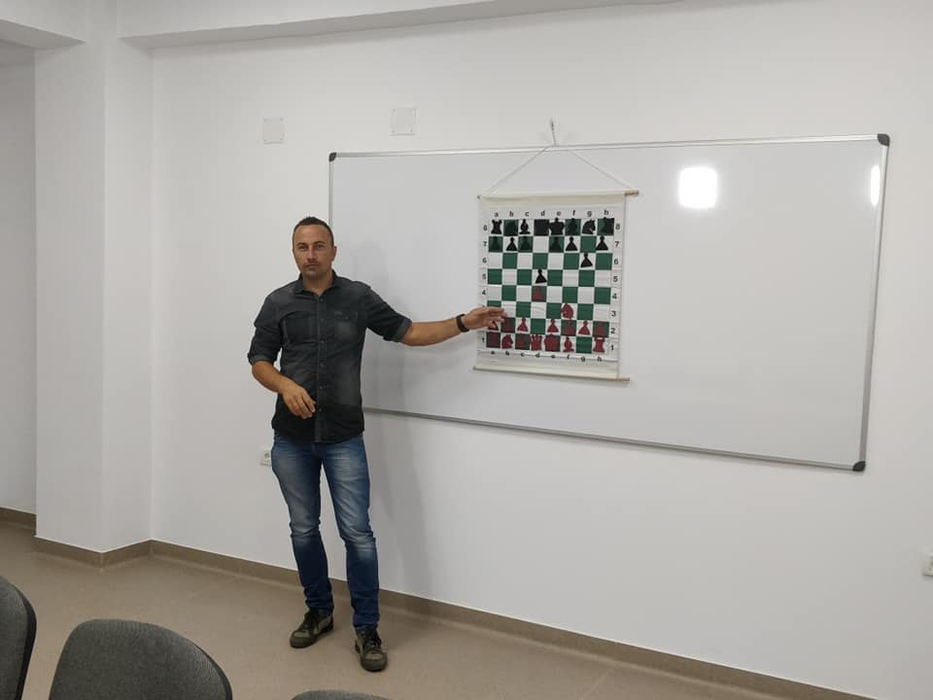 Claudiu Roșca îi învață pe copii tainele șahului