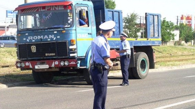 Doar în România se putea întâmpla aşa ceva! Ce a păţit un poliţist care a vrut să-l amendeze pe şoferul unui TIR: "Nu mă aşteptam"