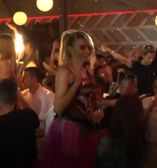 Crina Abrudan, show pe masă la LOFT
