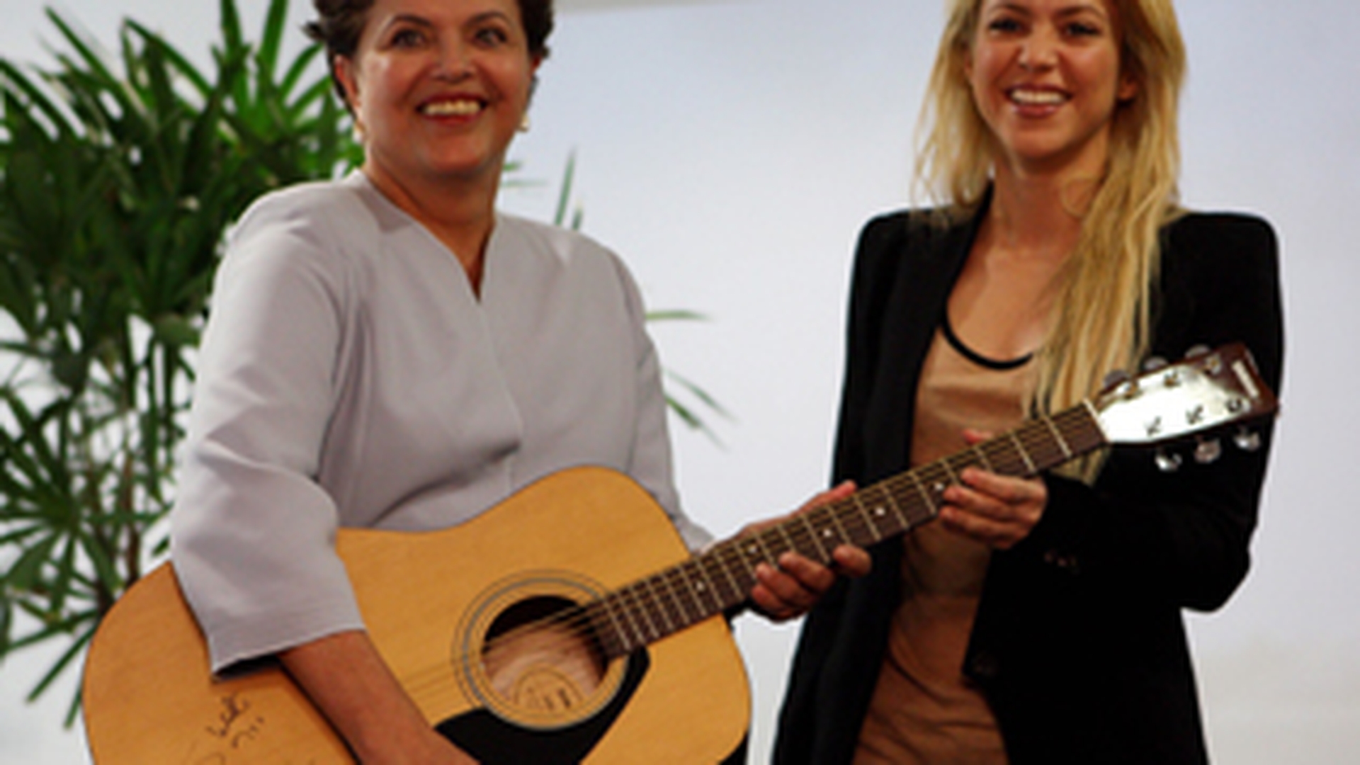 Shakira i-a daruit o chitara presedintei braziliene
