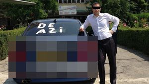 Ce mesaj si-a scris pe masina un student roman care a terminat facultatea! Un intreg oras a intors capul dupa acest bolid