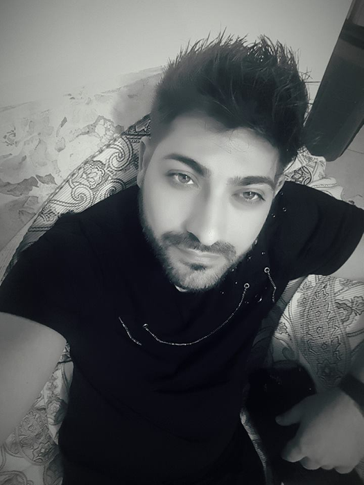 De când s-a aflat de boala Denisei, bărbatul postează doar fotografii alb-negru, iar chipul lui pare să-i trădeze suferinţa.