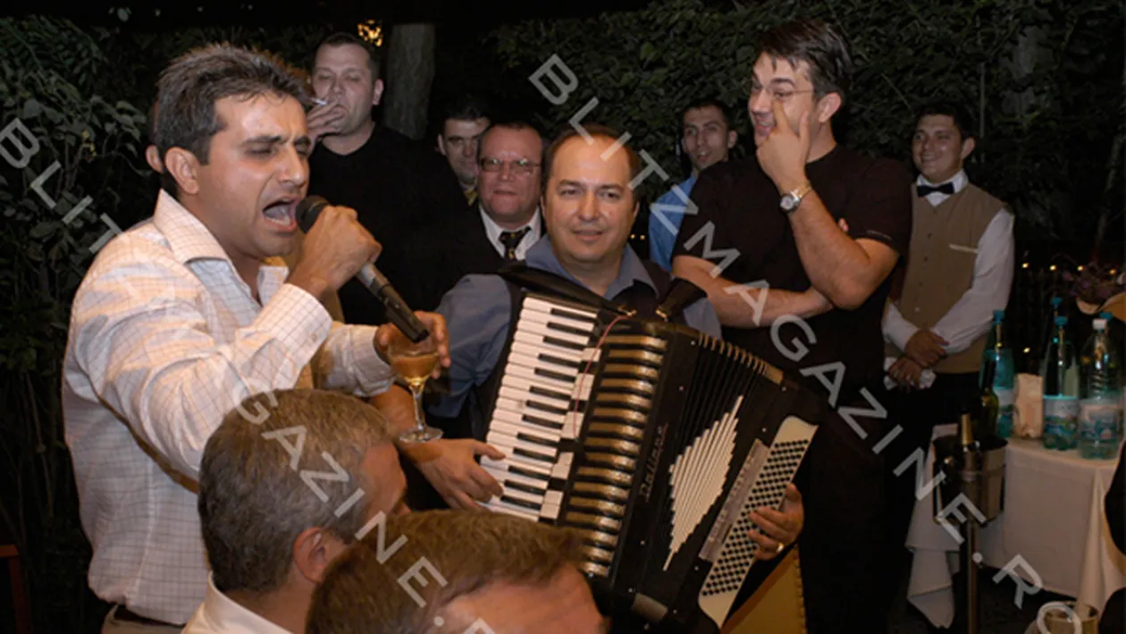 Robert Turcescu, asa cum nu l-ai mai vazut niciodata! Cu paharul de sprit in mana, cantand muzica de petrecere cu un lautar!