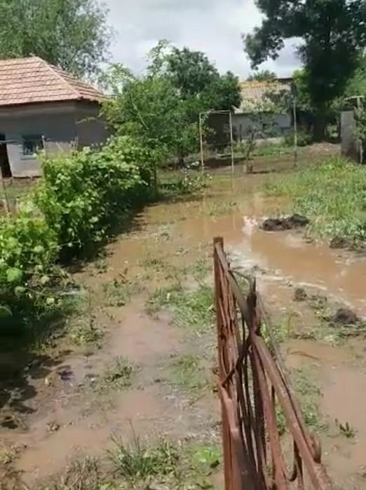 Codul portocaliu a făcut ravagii în Teleorman. Curțile au fost inundate și acoperișurile smulse