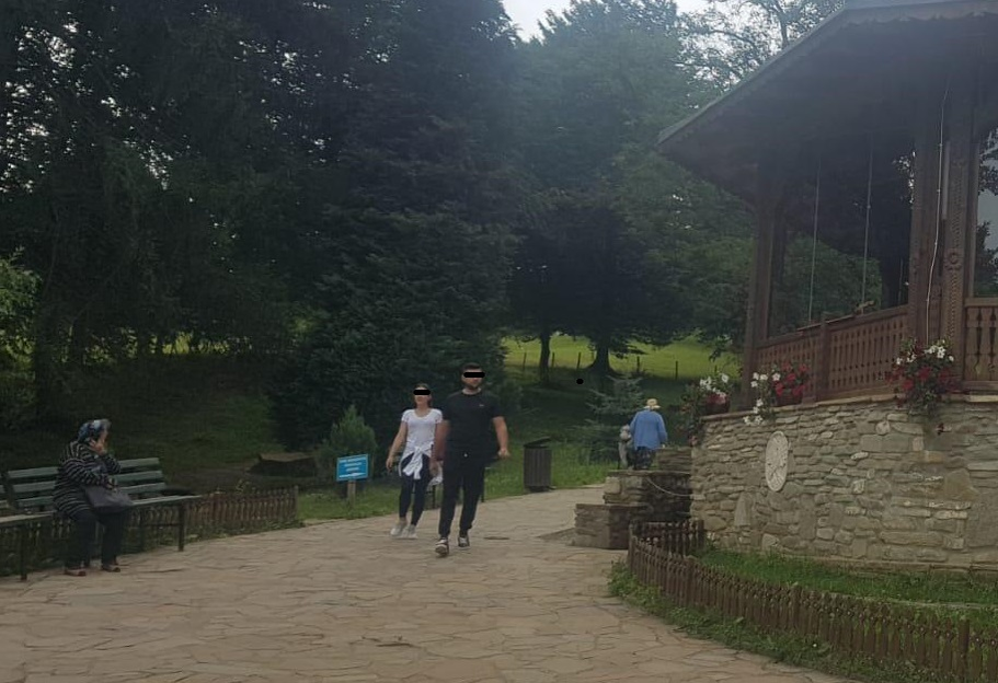Fiica lui Gigi Becali s-a rugat azi la mormântul lui Arsenie Boca. Ținuta sa interzisă a atras toate privirile