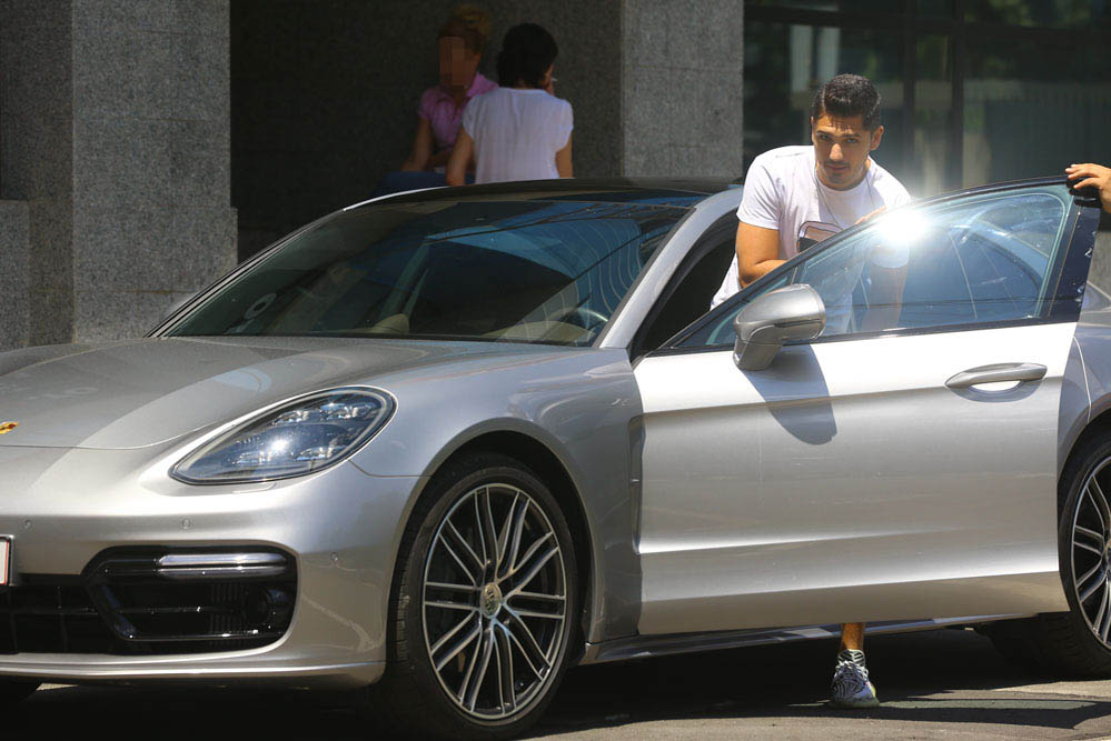 Ginerele lui Traian Băsescu și-a luat Panamera țiplă de 120.000 €!