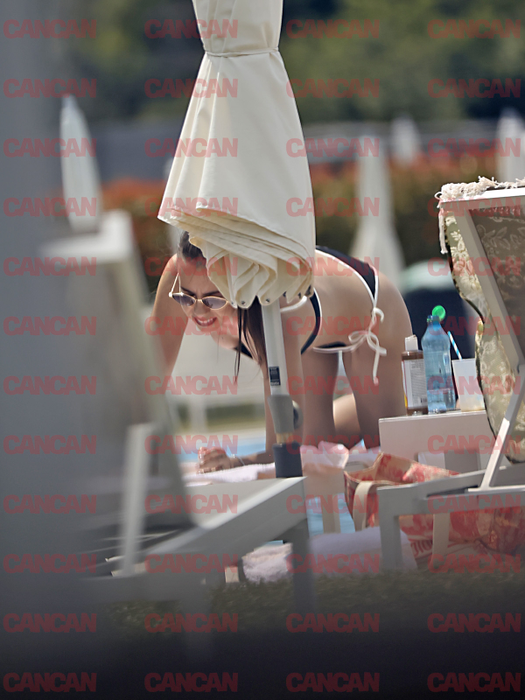 Mara Mareș a pus politica pe pauză și a oferit imaginile zilei, la piscină! Soarele a lovit năprasnic, dar… Show de deputat uns cu toate alifiile… de protecție! 